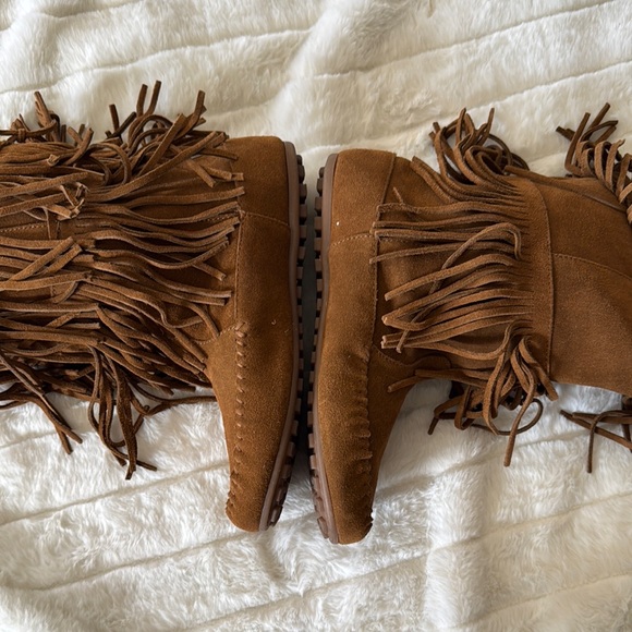 Minnetonka Tan Fringe Moccasin Boots - Picture 10 of 11